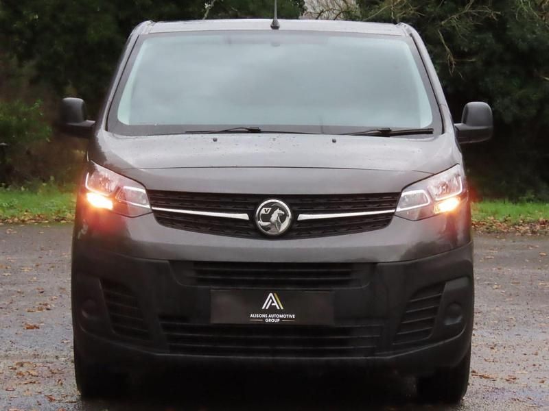 Second-hand Vauxhall Vivaro Edition 100 CP (73 kW) 2021 Gri Monovolum