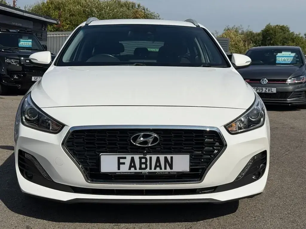 Used Hyundai i30 SE 110 HP (80 kW) 2018 White Estate