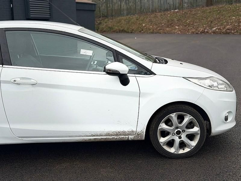 Used Ford Fiesta Zetec 82 HP (60 kW) 2011 White Hatchback
