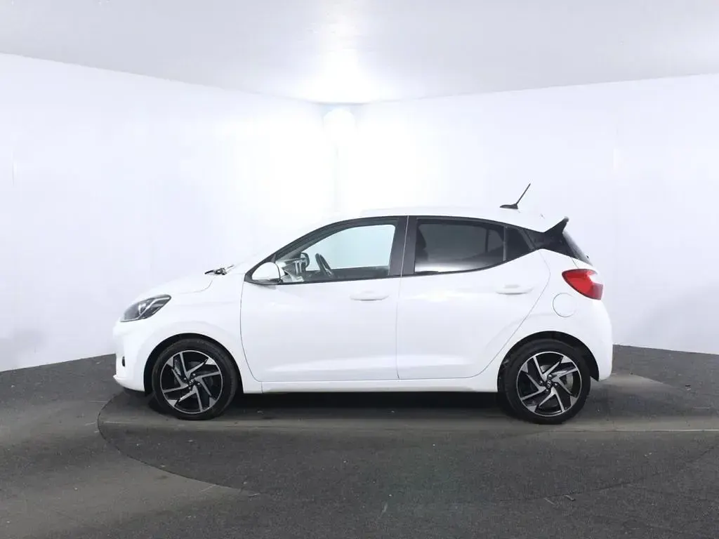 Used Hyundai i10 Premium 67 HP (49 kW) 2021 White Hatchback