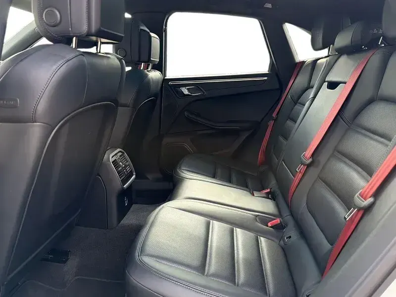 Used Porsche Macan 265 HP (194 kW) 2023 White SUV