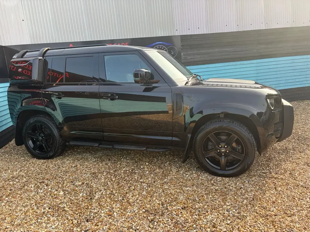 Używany Land Rover Defender SE 250 KM (183 kW) 2022 Czarny SUV