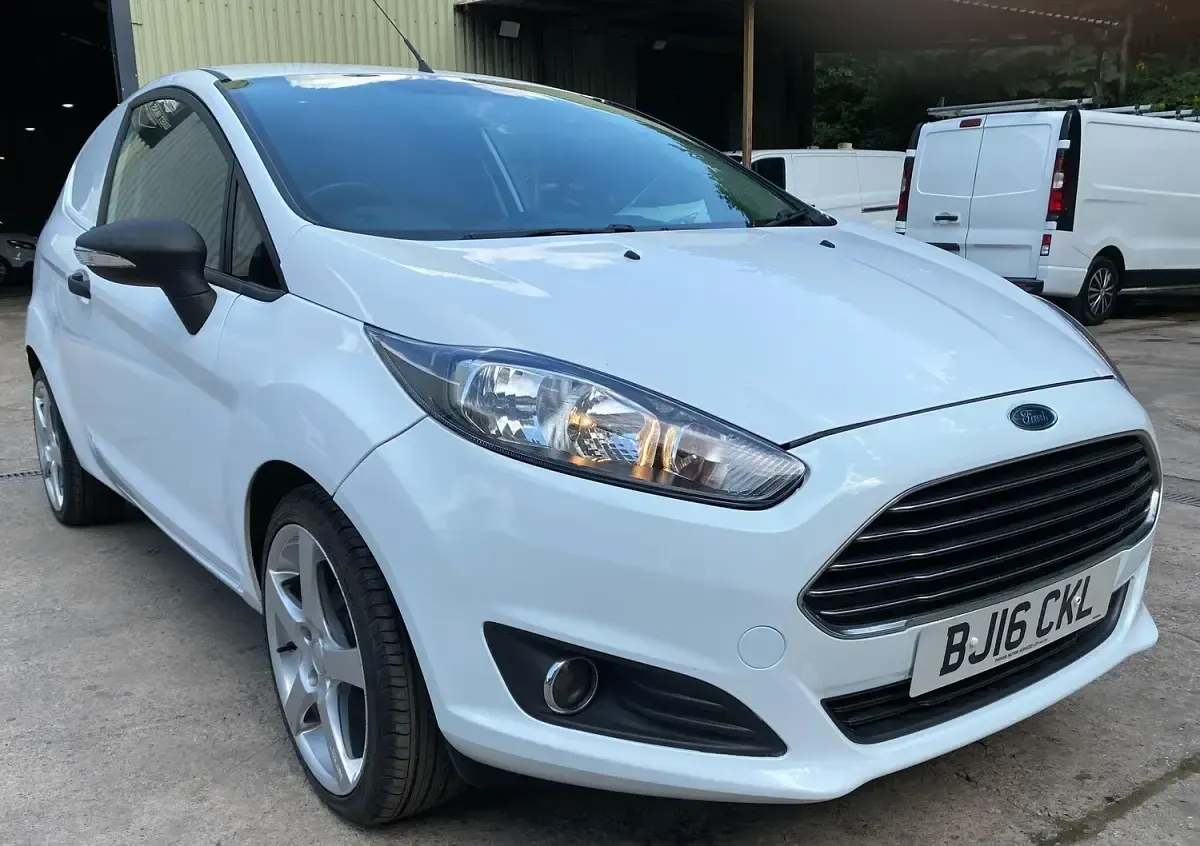 Used Ford Fiesta 94 HP (69 kW) 2016 White Hatchback