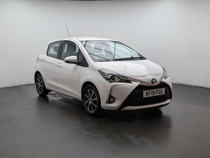 Used Toyota Yaris 111 HP (81 kW) 2019 White Hatchback