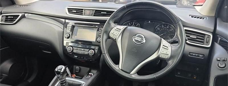 Used Nissan Qashqai Tekna 2015 Pure white SUV