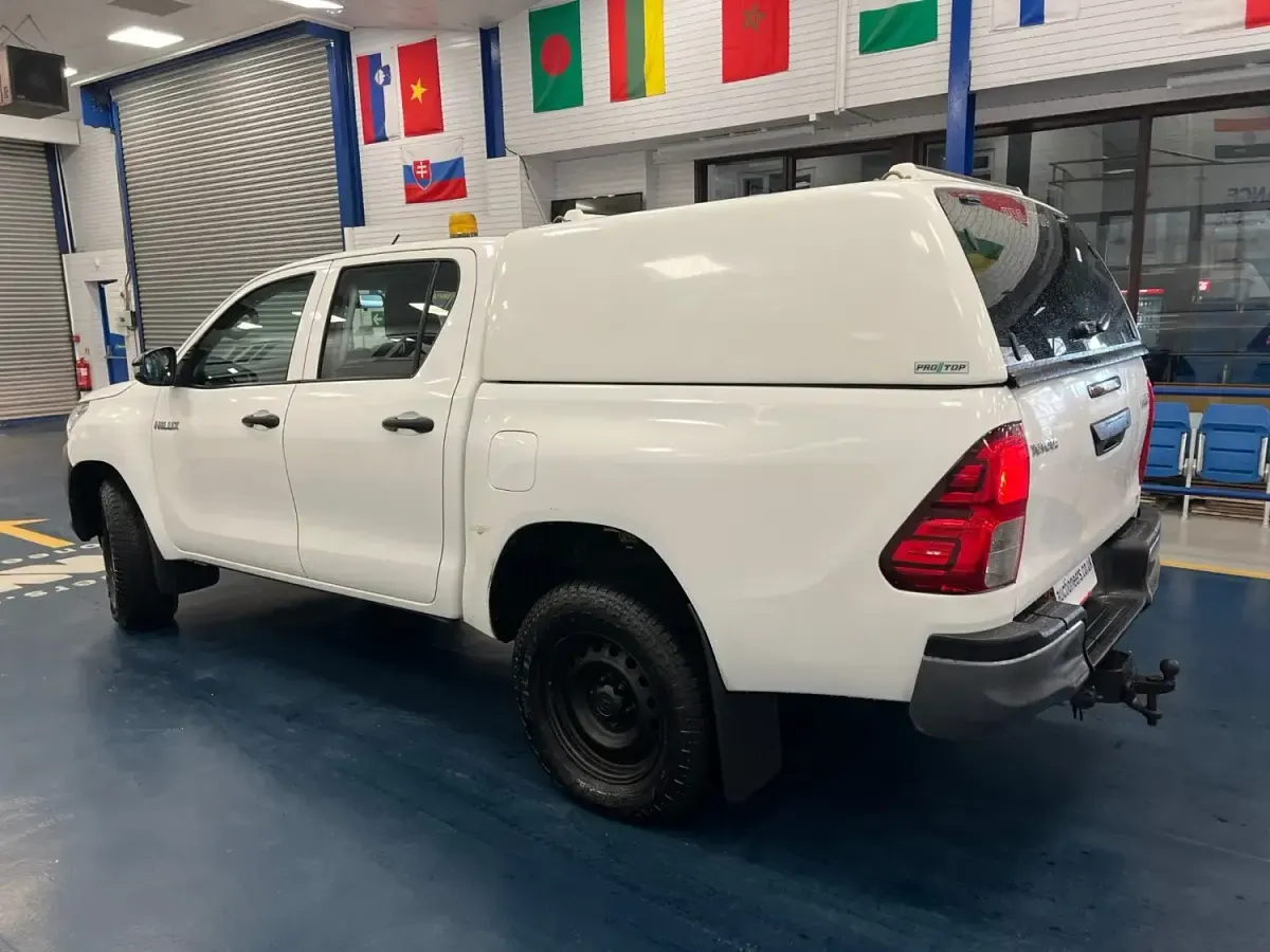 Used Toyota HiLux Active 150 HP (110 kW) 2019 White Pickup