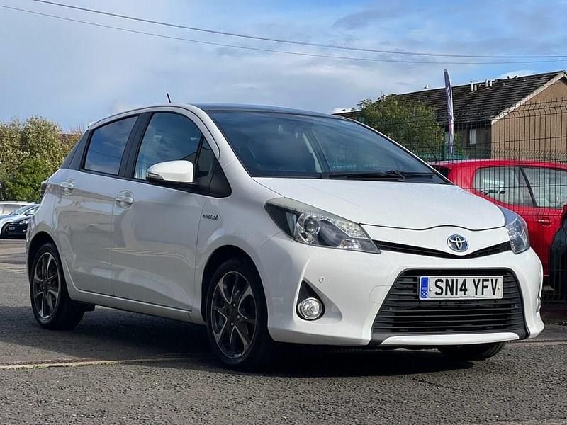 White Used 2014 Toyota Yaris Hybrid Trend Hatchback | £8,295 (Expensive) - Image 1/4