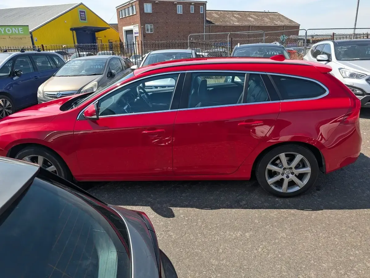 Used Volvo V60 SE 190 HP (139 kW) 2017 Red Estate