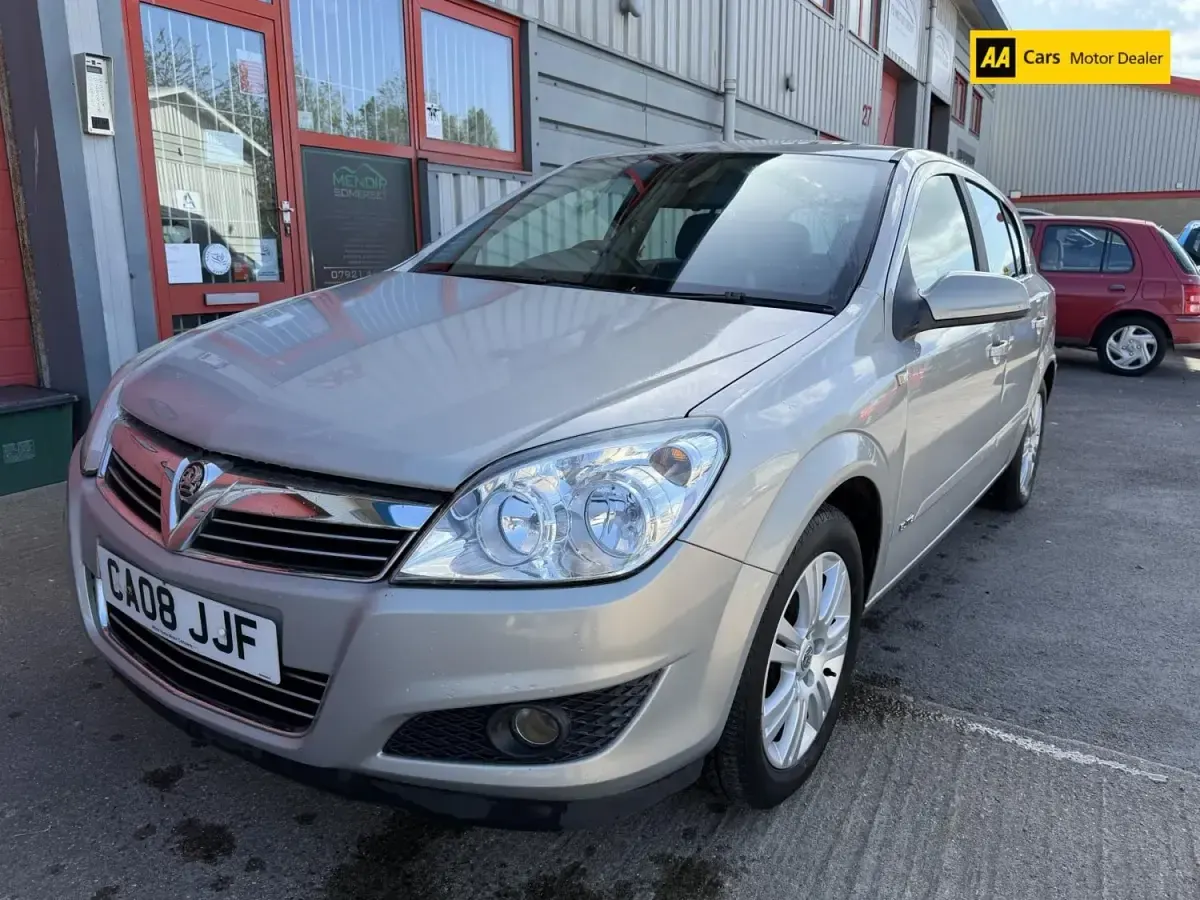 Używany Vauxhall Astra Elite 138 KM (101 kW) 2008 Beżowy Hatchback