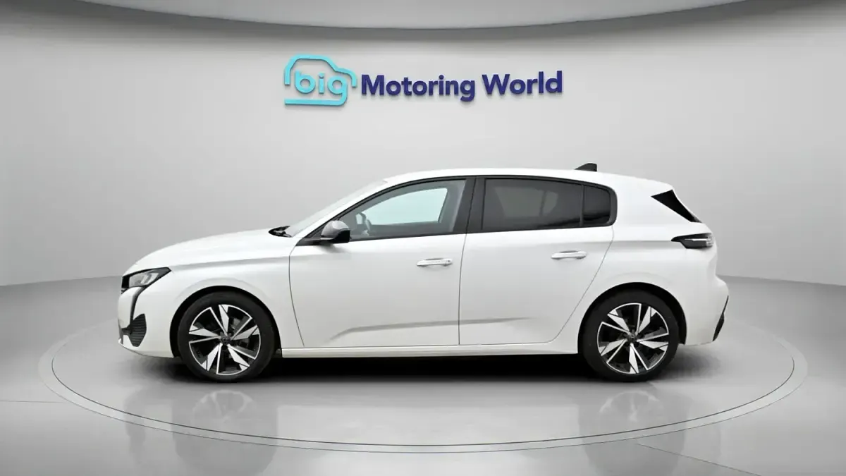 Gebraucht Peugeot 308 Allure 129 PS (94 kW) 2022 Weiß Kleinwagen