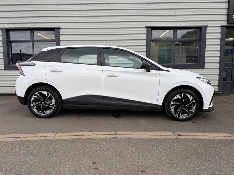 Used MG MG4 EV SE 2023 White Hatchback
