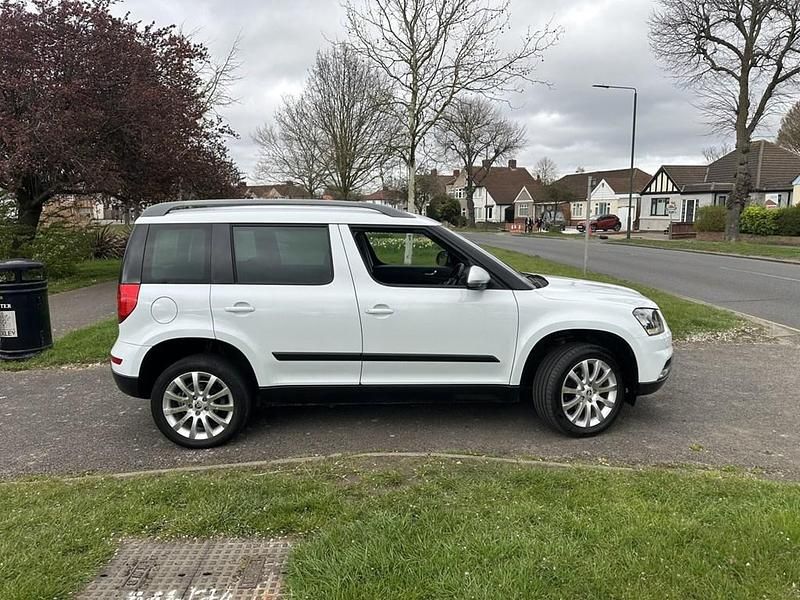 Used Skoda Yeti SE 105 HP (77 kW) 2014 White SUV