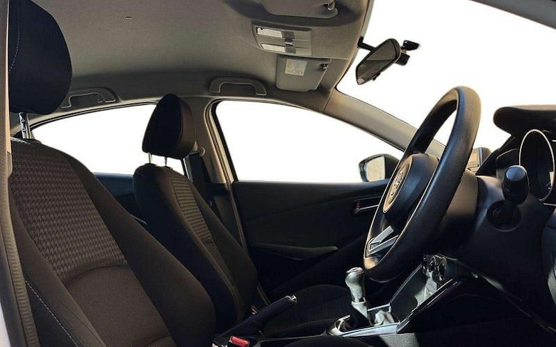 Used Mazda 2 75 HP (55 kW) 2018 White Hatchback