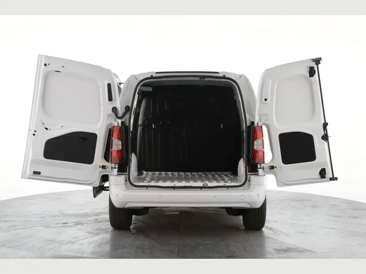Used Vauxhall Combo 100 kW (136 HP) 2024 White MPV