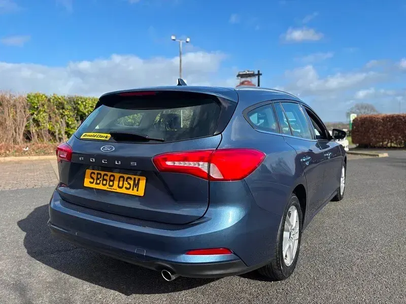 Used Ford Focus Zetec 120 HP (88 kW) 2019 Blue Estate