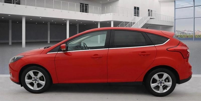Used Ford Focus Zetec 115 HP (84 kW) 2014 Red Hatchback