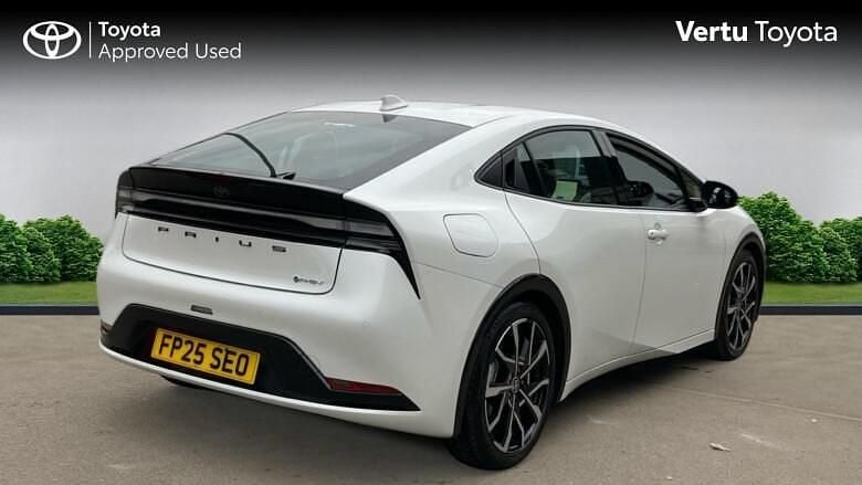 Used Toyota Prius 223 HP (164 kW) 2025 White Hatchback