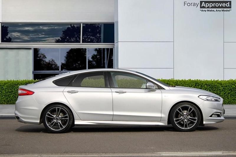 Usado Ford Mondeo ST-Line 165 HP (121 kW) 2019 Prateado Citadino