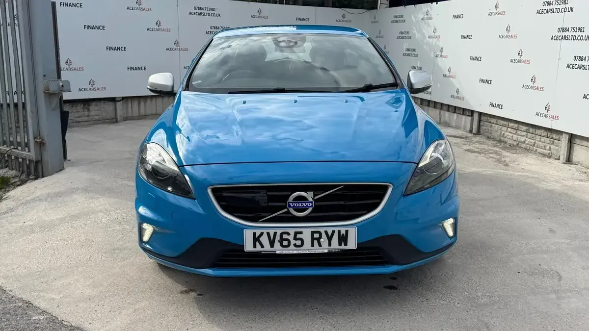 Used Volvo V40 R-Design 150 HP (110 kW) 2015 Blue Hatchback