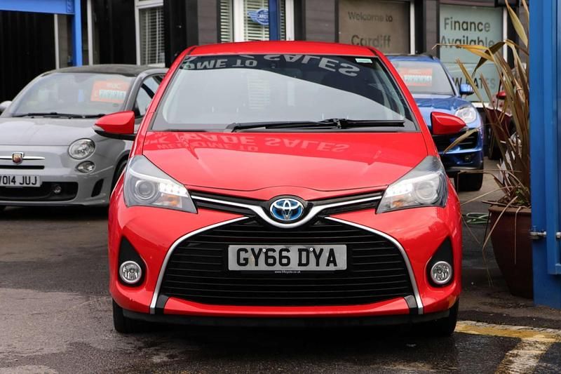 Second-hand Toyota Yaris Hybrid 2016 Roșu Hatchback