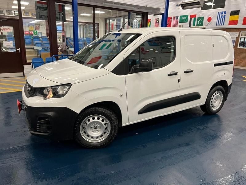 Used Peugeot Partner 75 HP (55 kW) 2019 White MPV