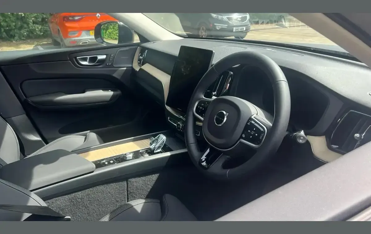 New Volvo XC60 Plus 250 HP (183 kW) 2026 Silver SUV