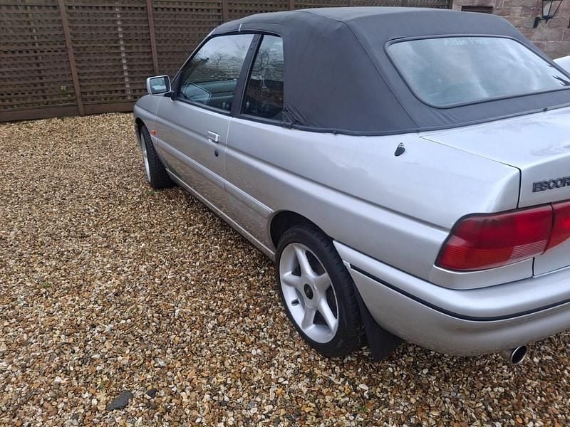 Usado Ford Escort Cabriolet 105 HP (77 kW) 1993 Prateado Cabrios