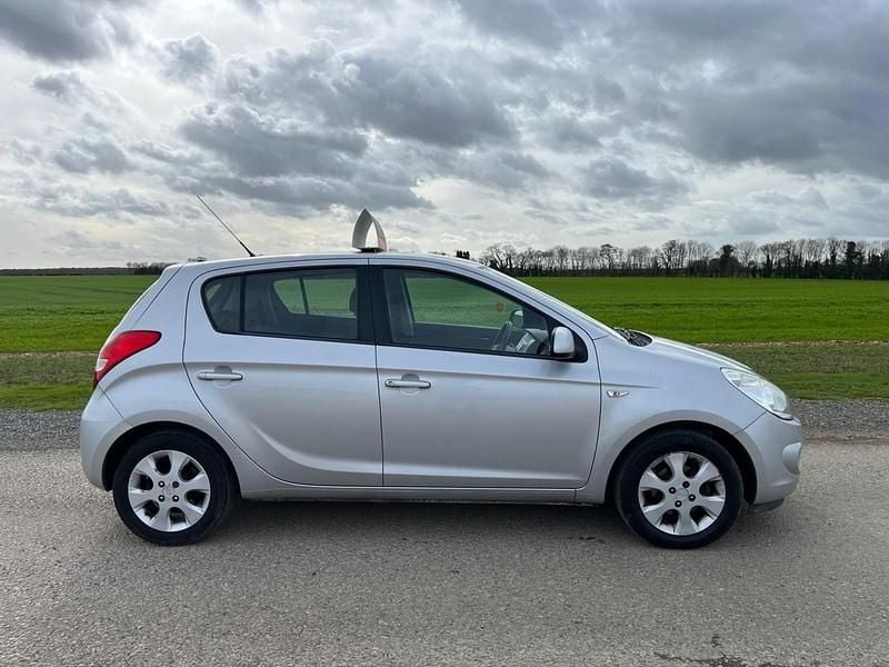 Used Hyundai i20 Comfort 99 HP (72 kW) 2010 Silver Hatchback