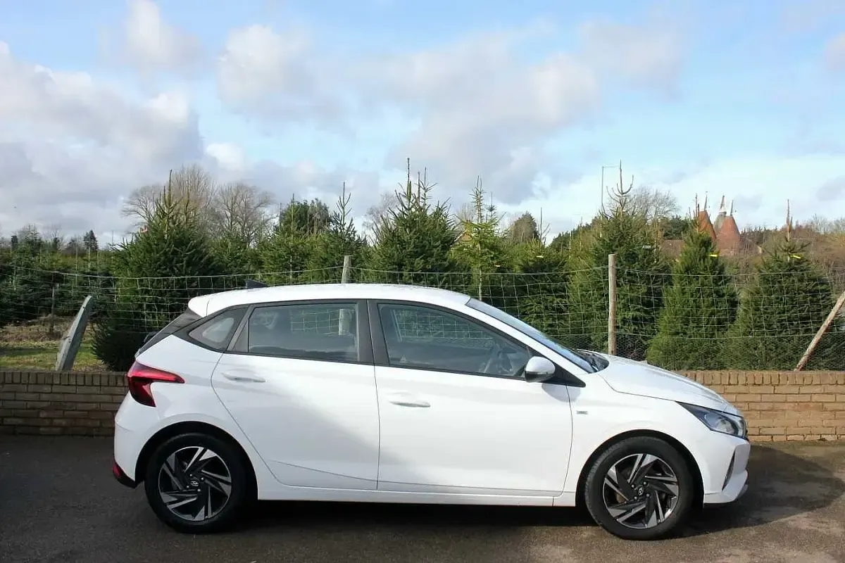 Używany Hyundai i20 SE 100 KM (73 kW) 2021 Biały Hatchback
