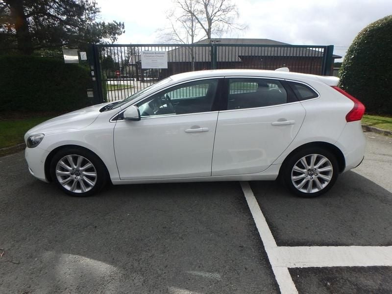 Used Volvo V40 SE 180 HP (132 kW) 2026 White Hatchback
