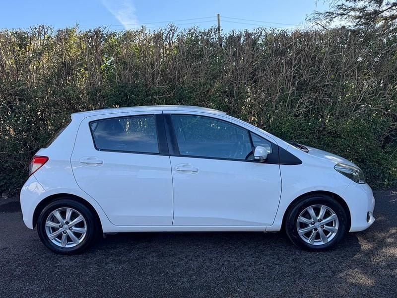 Used Toyota Yaris 101 HP (74 kW) 2012 White Hatchback