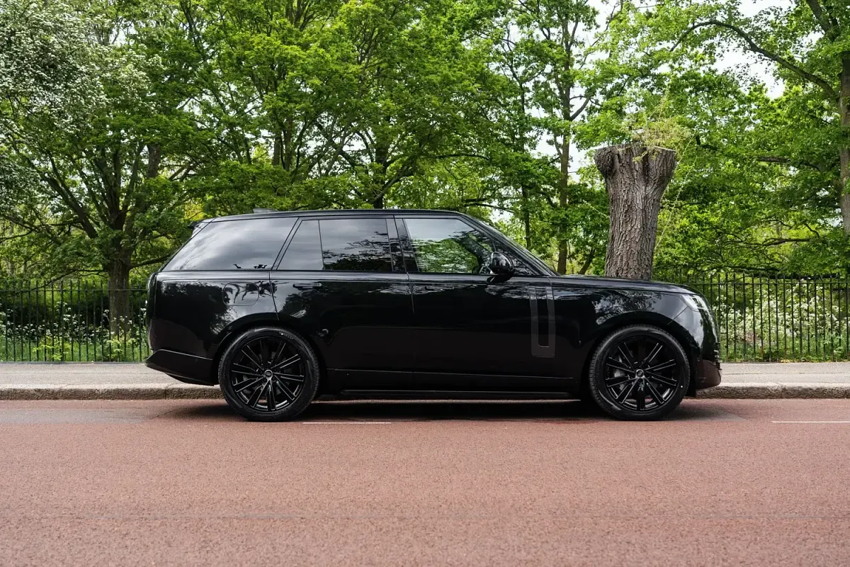 Used Land Rover Range Rover HSE 440 HP (323 kW) 2023 Black SUV