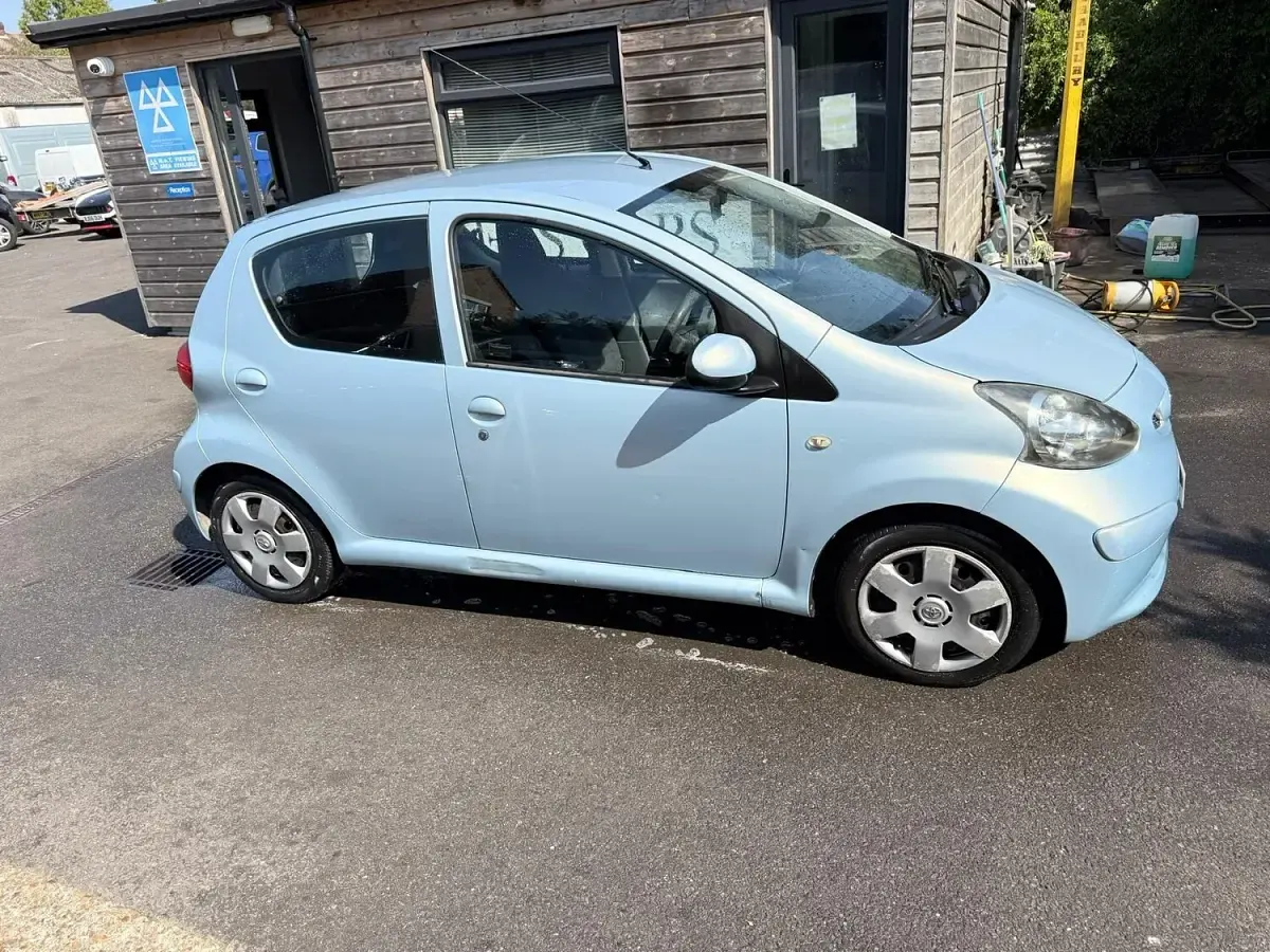 Used Toyota Aygo 67 HP (49 kW) 2005 Blue Hatchback