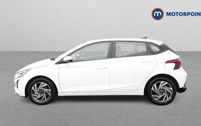 Used Hyundai i20 Advanced 101 HP (74 kW) 2024 White Hatchback