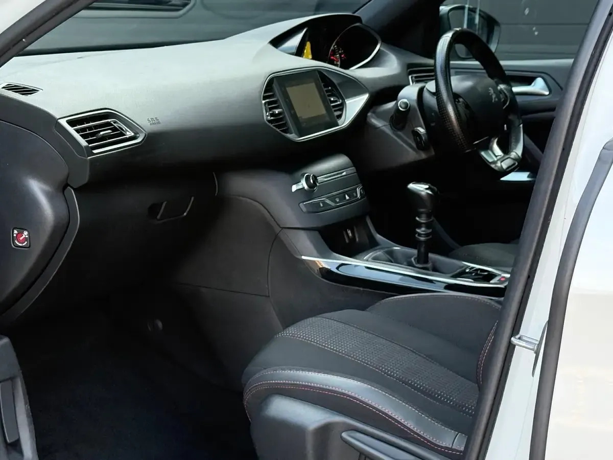 Used Peugeot 308 GT-line 2020 White Hatchback