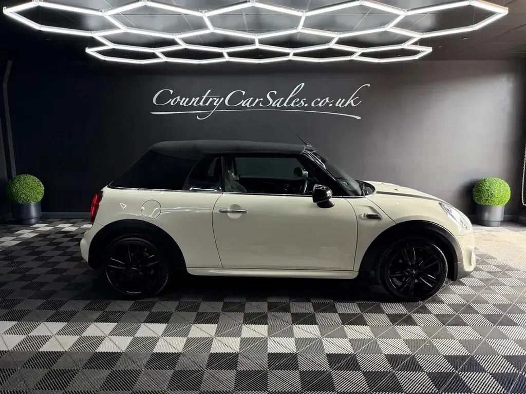 Usado Mini Cooper Cabriolet Sport 136 HP (100 kW) 2018 Branco Cabrios