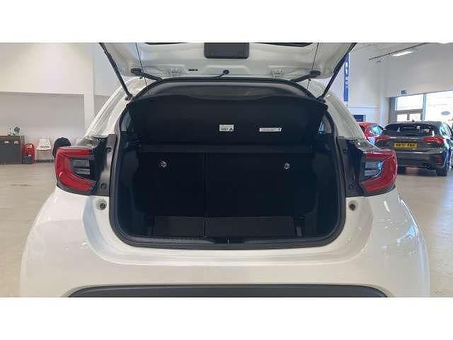 Used Toyota Yaris Hybrid Design 116 HP (85 kW) 2021 White Hatchback