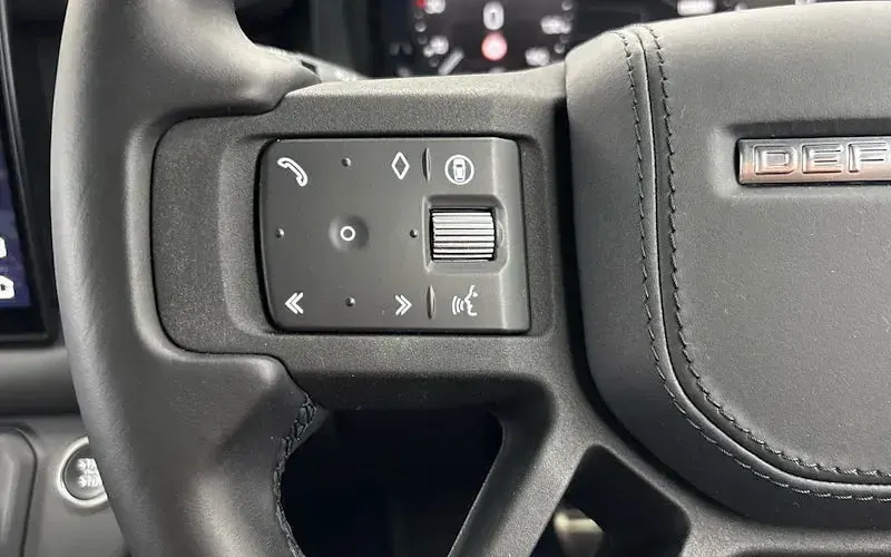 Used Land Rover Defender 426 HP (313 kW) 2025 Black SUV