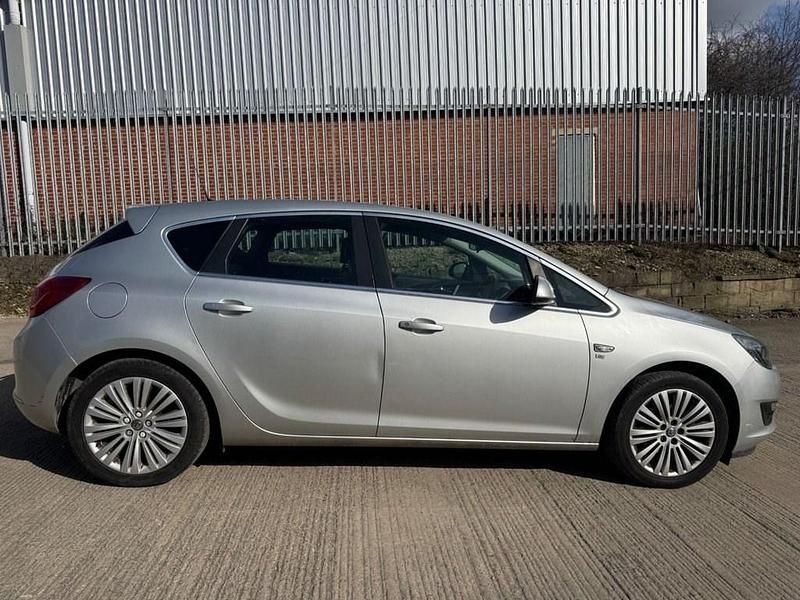Used Vauxhall Astra Excite 115 HP (84 kW) 2014 Silver Hatchback