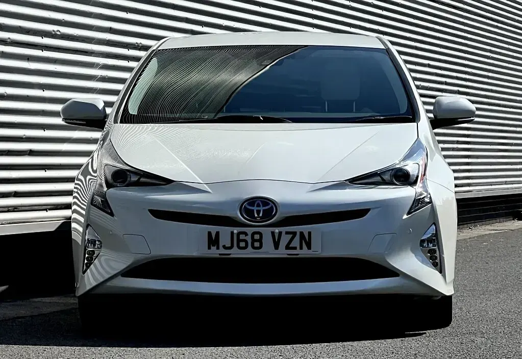 Used Toyota Prius 122 HP (89 kW) 2018 White Hatchback