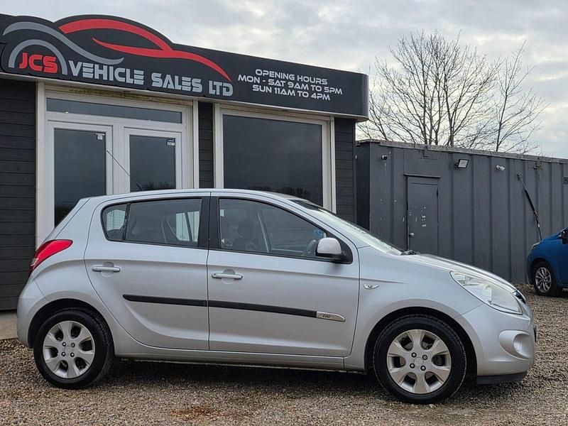 Used Hyundai i20 Comfort 99 HP (72 kW) 2010 Silver Hatchback