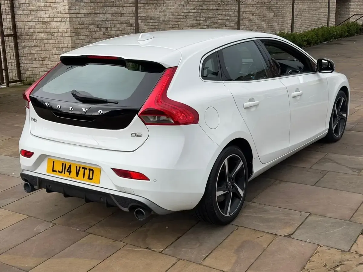 Używany Volvo V40 R-Design 115 KM (84 kW) 2014 Biały Hatchback