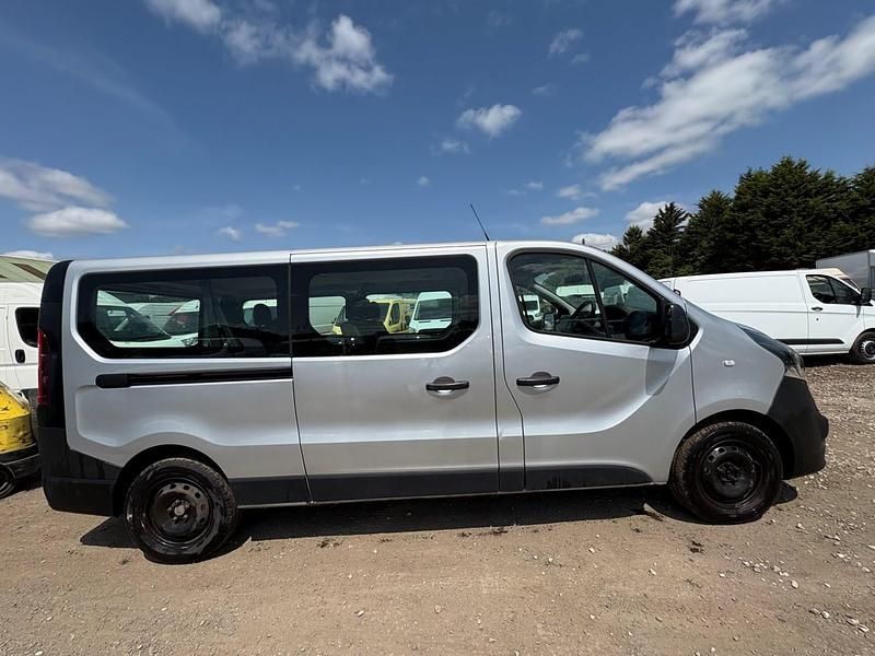 Second-hand Vauxhall Vivaro S 120 CP (88 kW) 2018 Argintiu Monovolum
