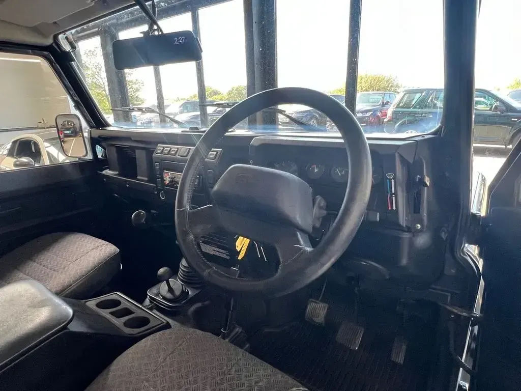 Used Land Rover Defender 120 HP (88 kW) 2004 Black Estate