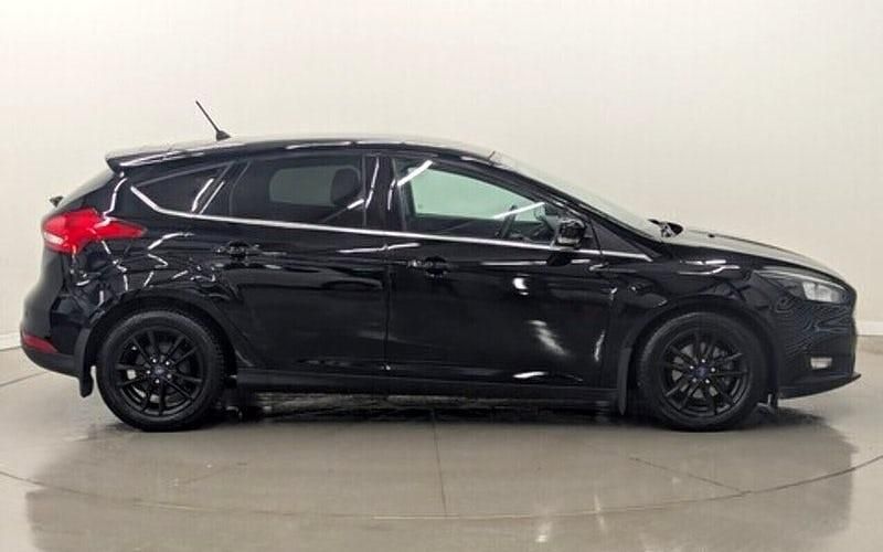 Begagnad Ford Focus Zetec 120 HK (88 kW) 2017 Svart Halvkombi