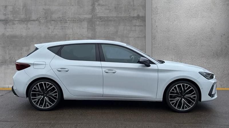 New Cupra Leon VZ2 272 HP (200 kW) 2026 Metallic  glacial white Hatchback