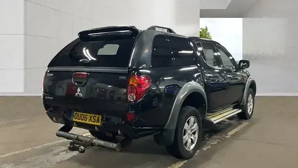 Usado Mitsubishi L200 Elegance 134 CV (98 kW) 2006 Negro Pickup/Camioneta
