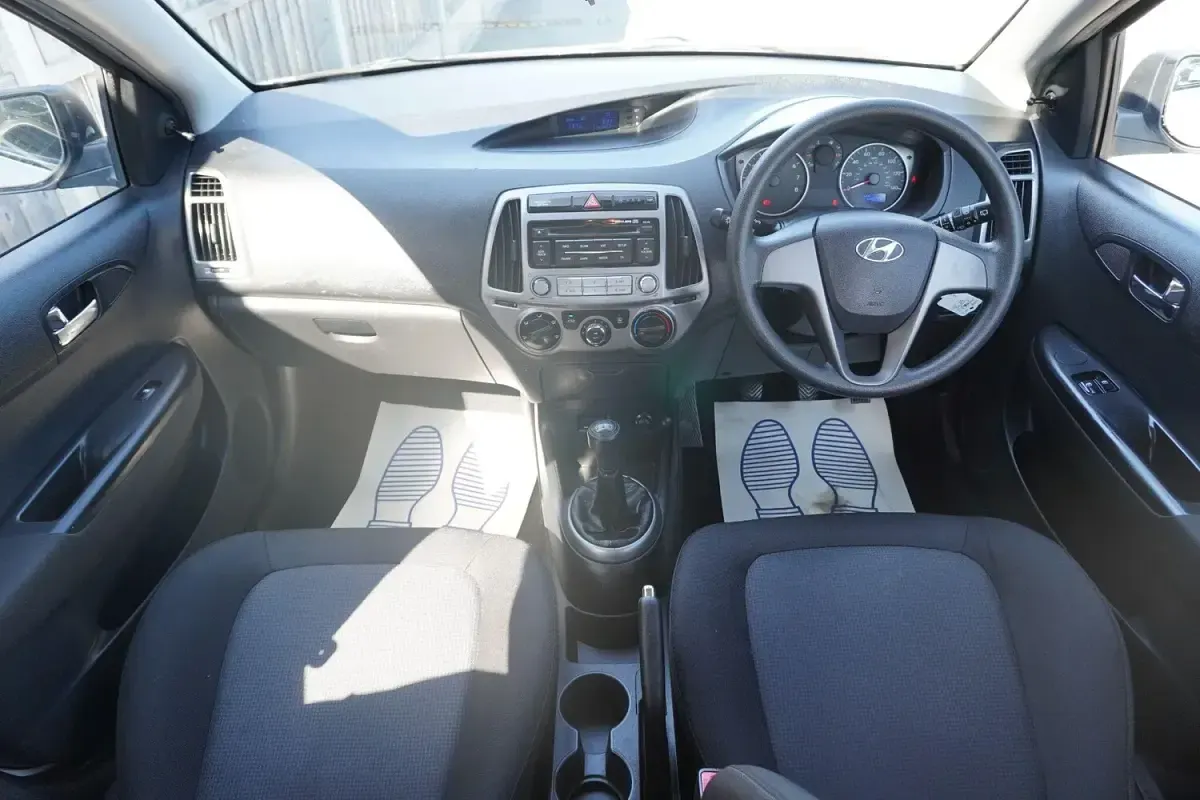 Used Hyundai i20 Classic 84 HP (61 kW) 2015 White Hatchback