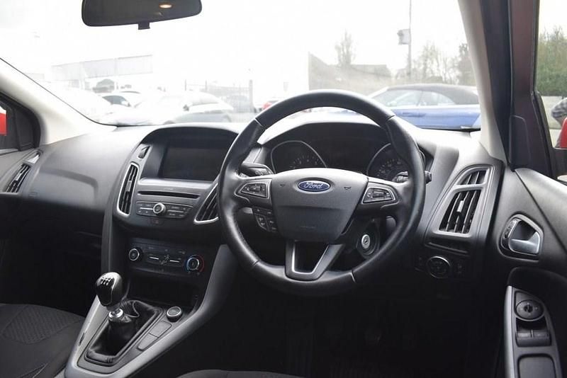 Used Ford Focus Zetec 125 HP (91 kW) 2017 Red Hatchback