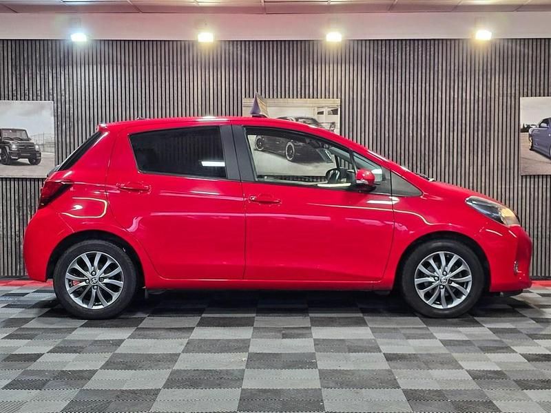 Used Toyota Yaris 99 HP (72 kW) 2017 Red Hatchback